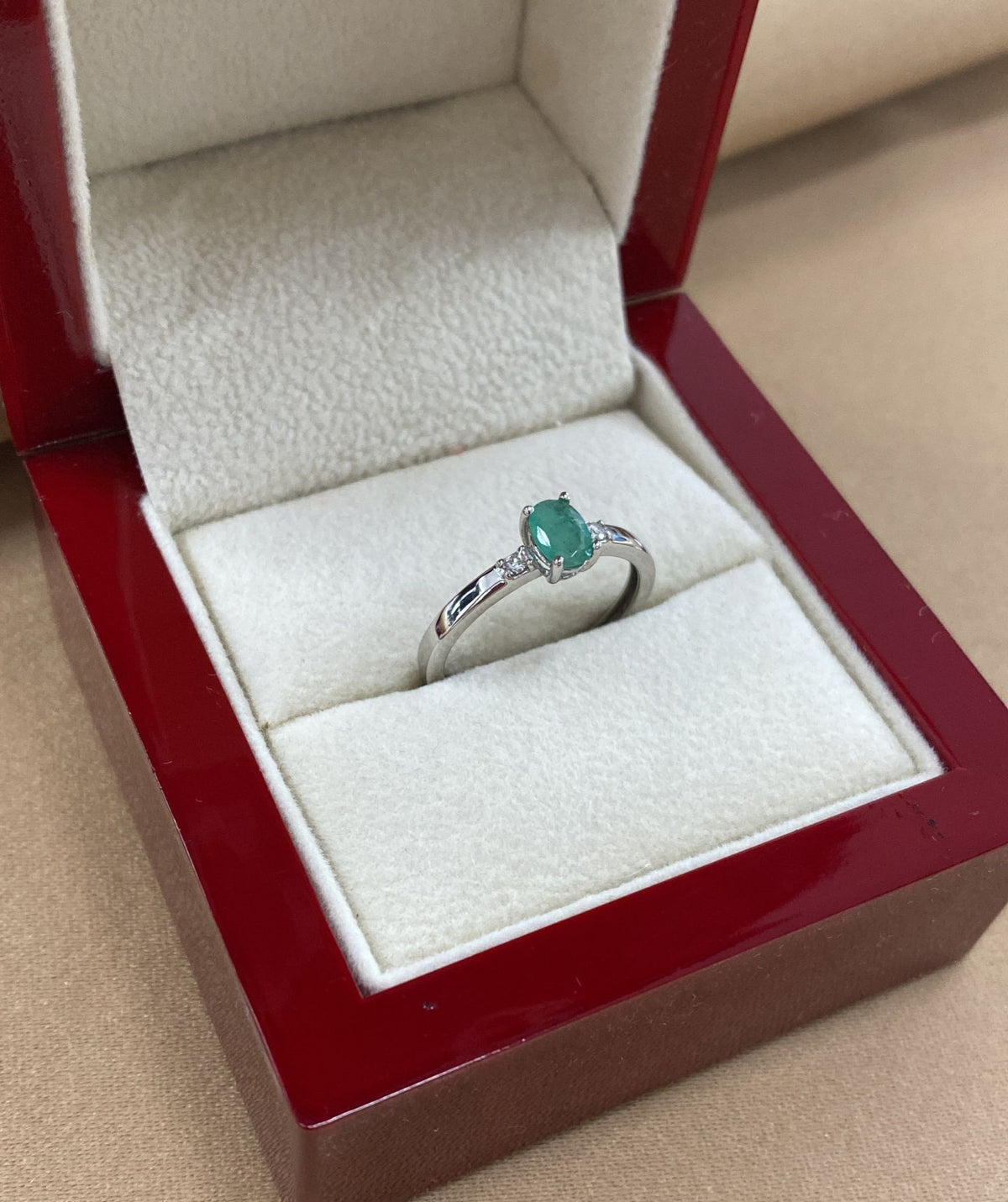 Anillo Victoria en Oro Blanco 18k con Diamantes y Esmeralda