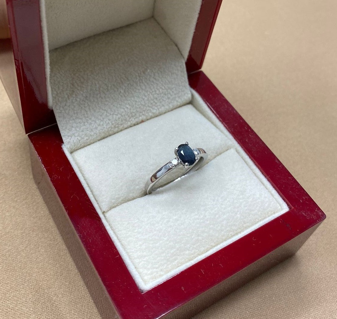 Anillo Victoria en Oro Blanco 18k con Diamantes y Zafiro
