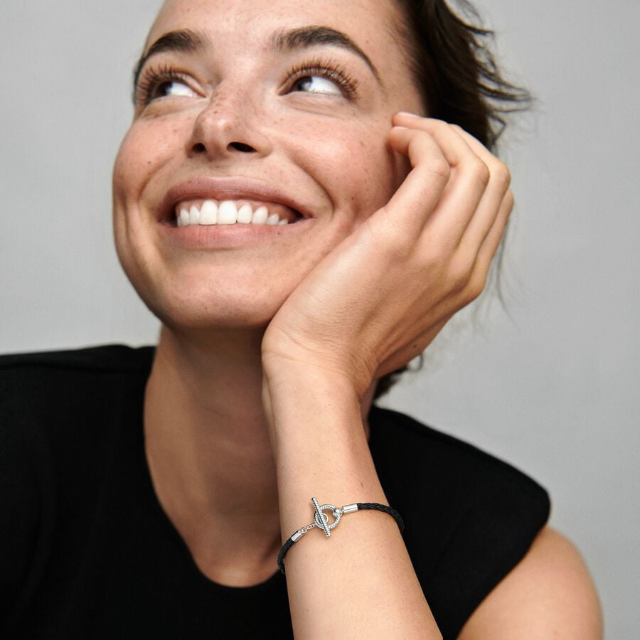 Pulsera Pandora Moments de Cuero Trenzado con Cierre en forma de T