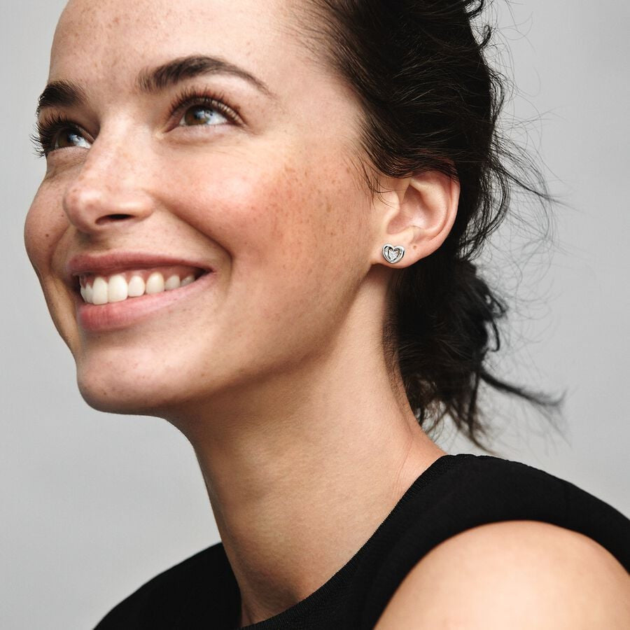 Pendientes de Botón Corazón Radiante y Gema Flotante 292500C01