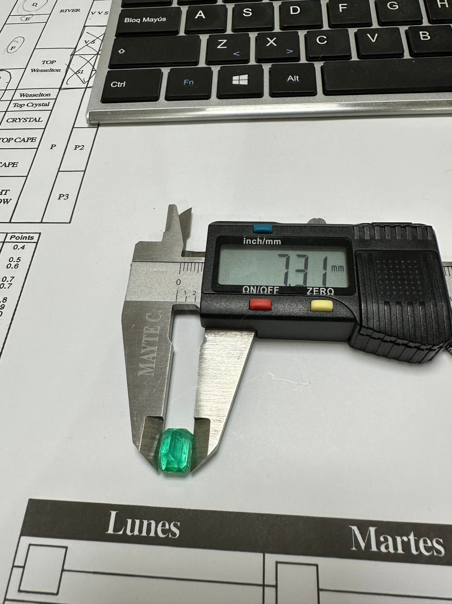 Collar con Colgante de Esmeralda en Vertical y Oro Blanco 18k