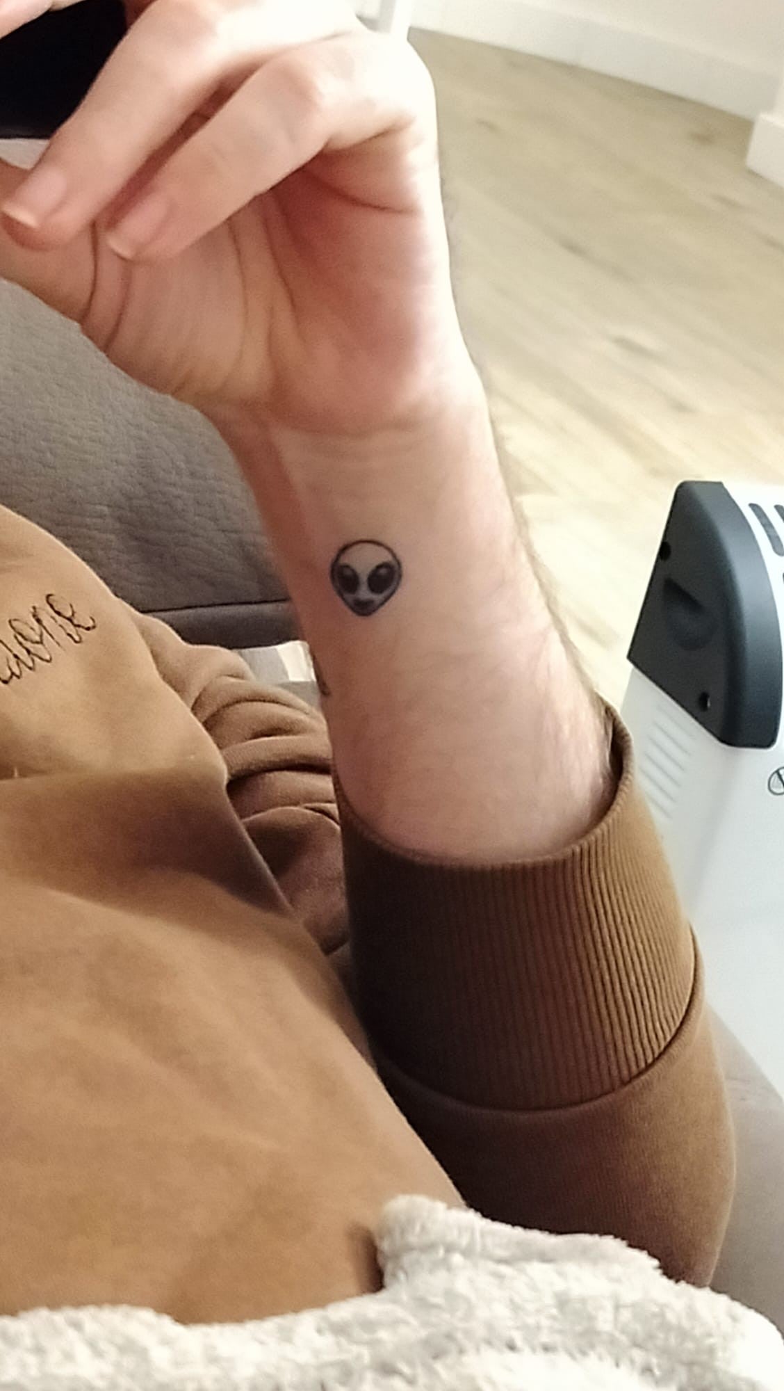 Gemelos de plata personalizados con diseño de nave espacial y alíen