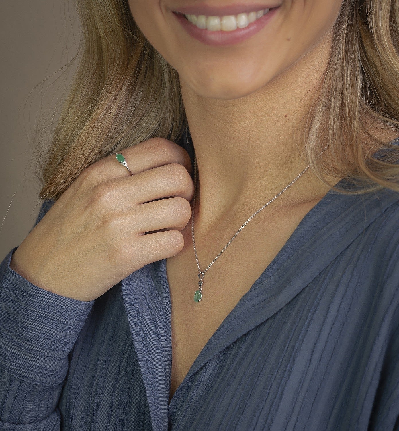 Collar con Colgante Rose con Diamante y Esmeralda en Oro Blanco 18k