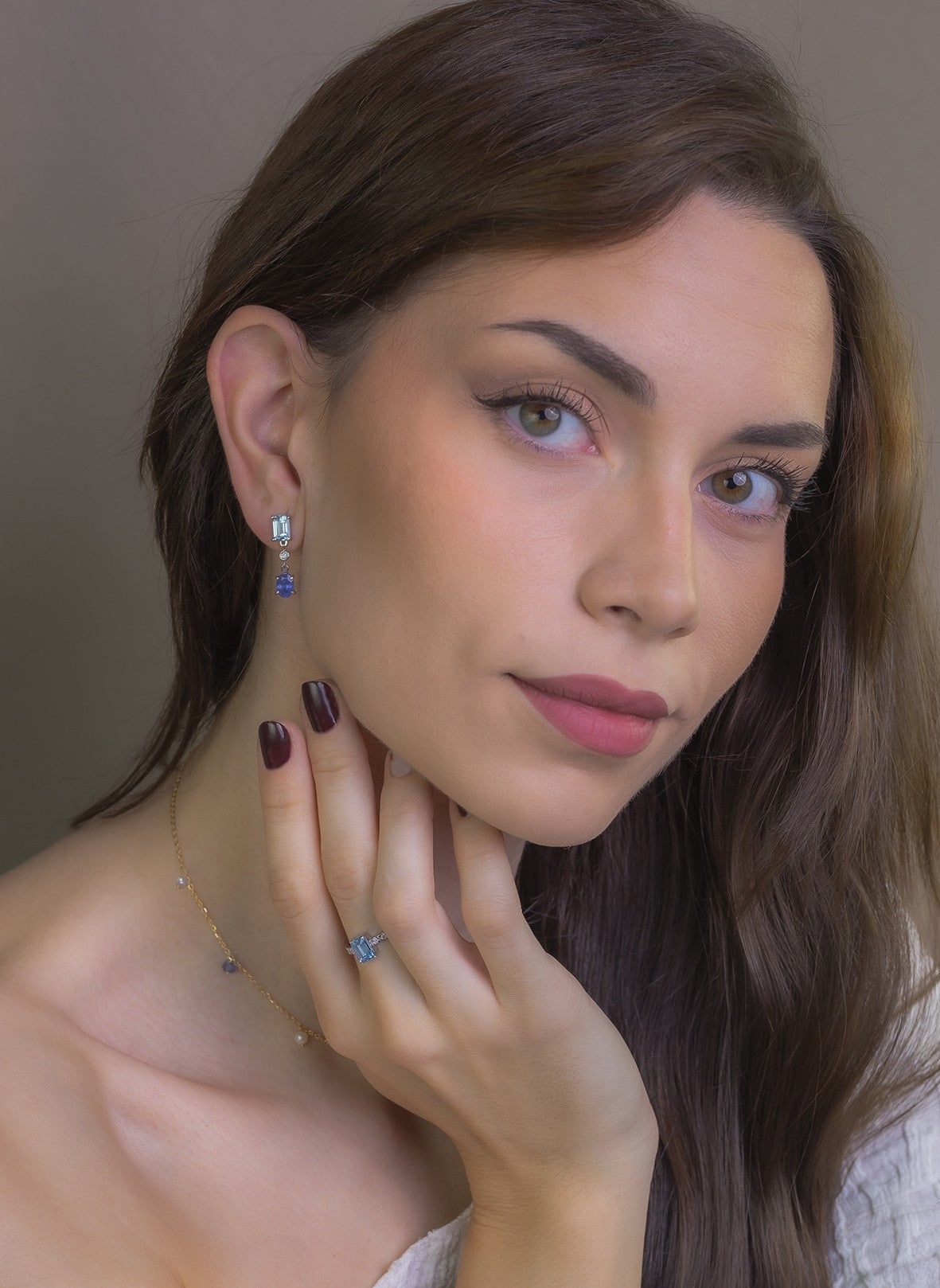 Anillo Oro Blanco 18k con Topacio Azul y Diamantes Modelo Rosemary