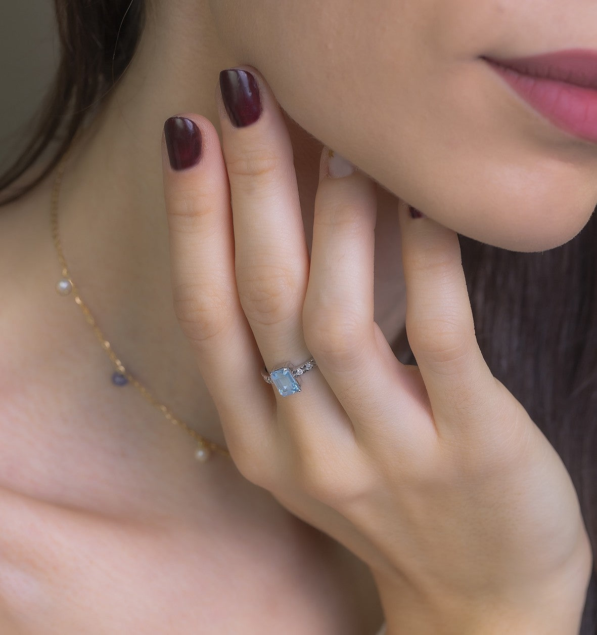 Anillo Oro Blanco 18k con Topacio Azul y Diamantes Modelo Rosemary