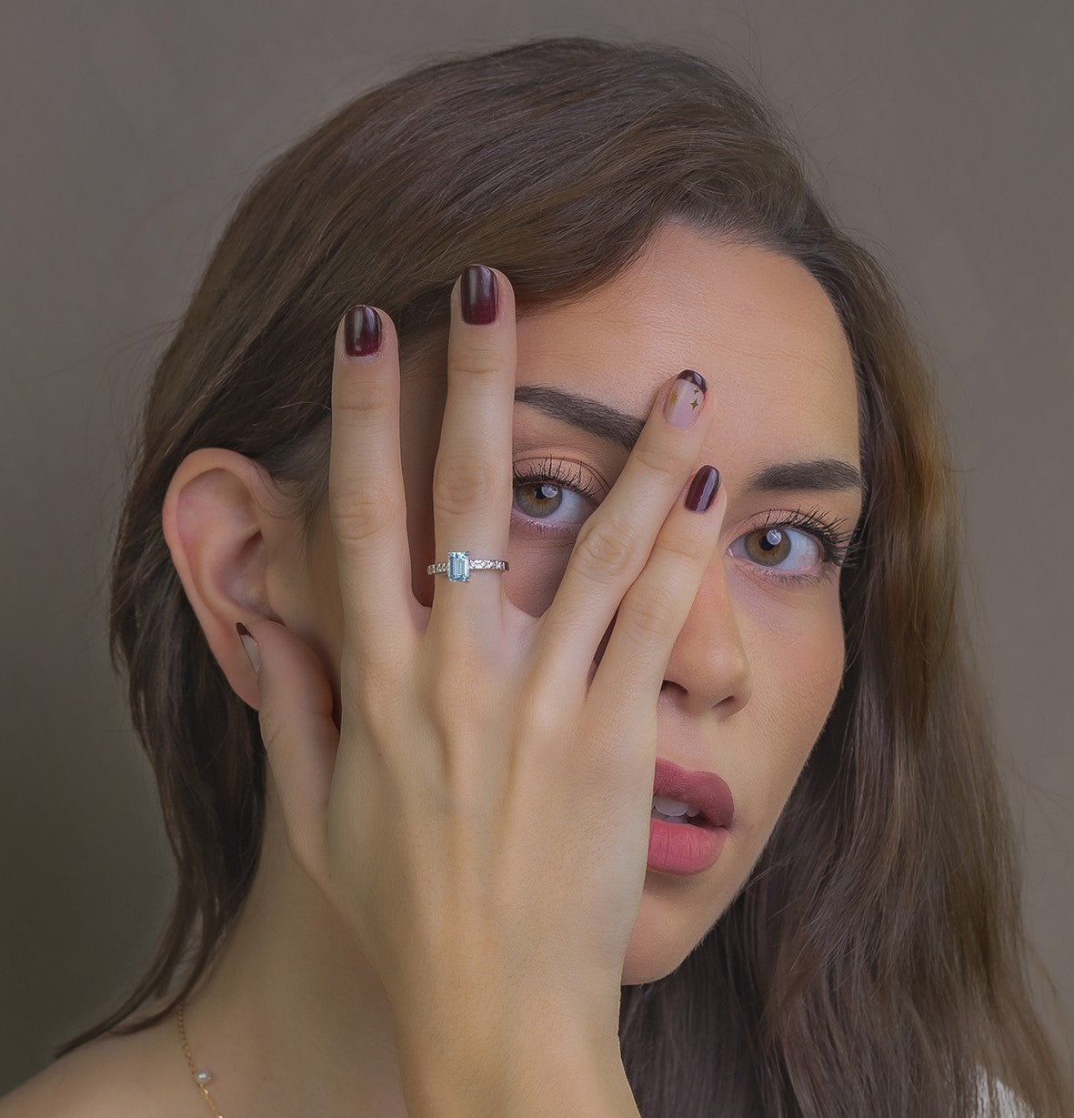 Anillo Oro Blanco 18k con Topacio Azul y Diamantes Modelo Rosemary