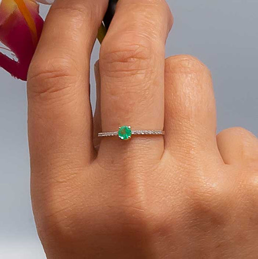 Anillo de Oro Blanco y Diamantes con Esmeraldas Modelo Cyria