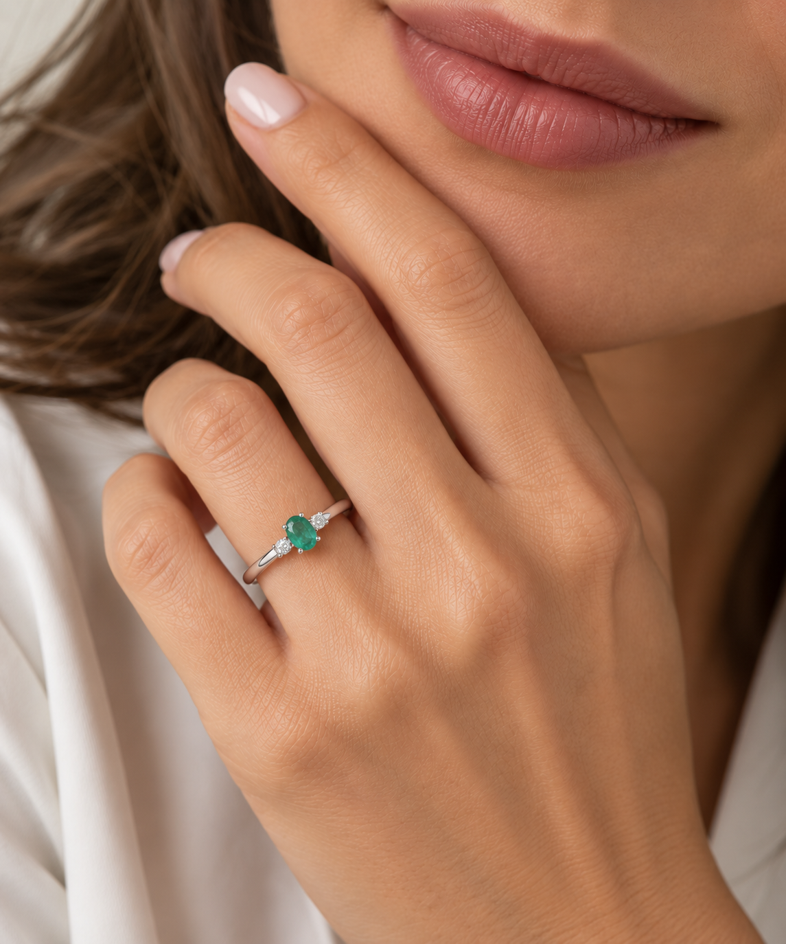 Anillo Victoria en Oro Blanco 18k con Diamantes y Esmeralda