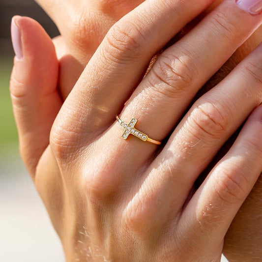 Anillo Cruz Grande en Oro 18k y Circonitas