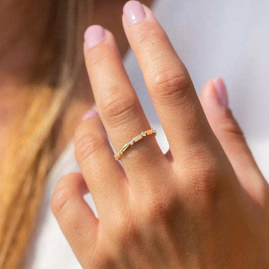 Anillo Catalina Media Alianza den Oro 18k y Circonitas en Garra