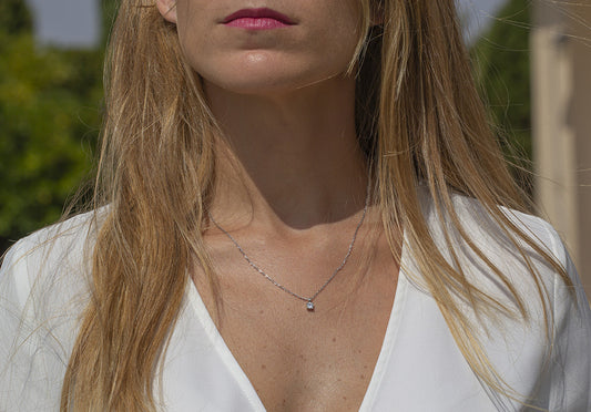Colgante Minimalista con Circonita en Oro Blanco de Ley 18k