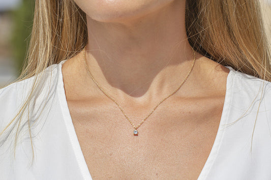 Colgante Minimalista con Circonita en Oro de Ley 18k