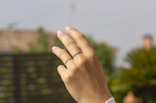 Anillo Media Alianza de Oro Blanco 18K y Circonitas