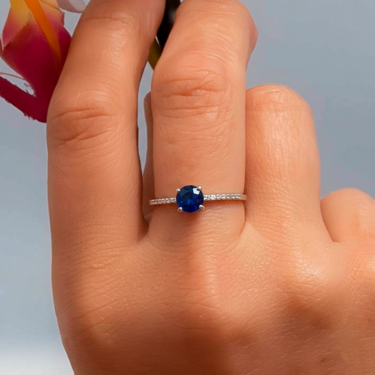 Anillo Luz de Oro Blanco y Diamantes con Zafiros