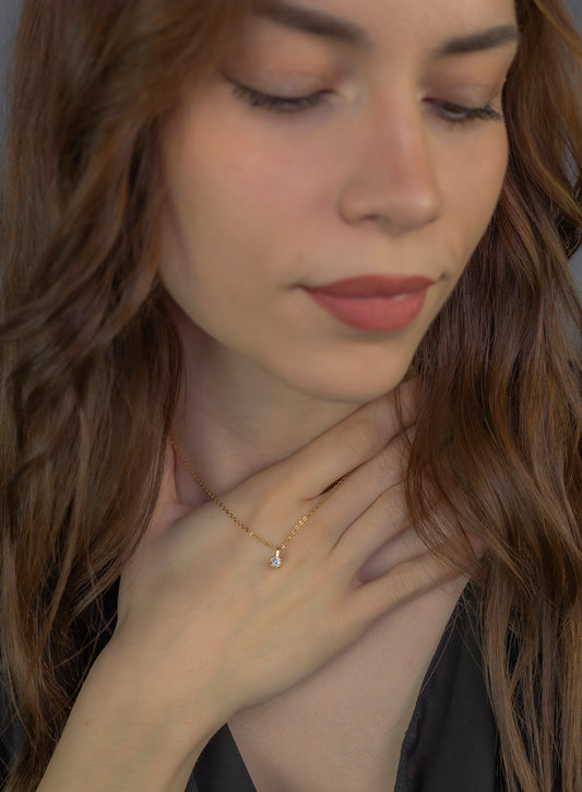 Collar con Colgante Minimalista con Diamante en Oro de Ley 18k
