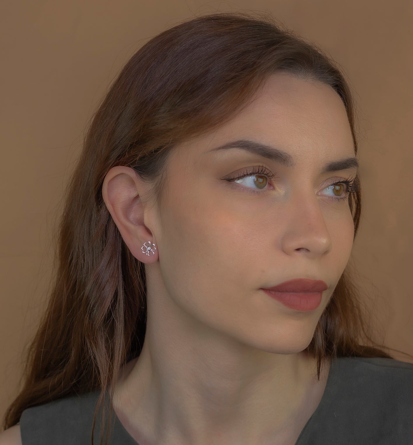 Pendientes Trébol Calado con Diamante central en Oro blanco 18K