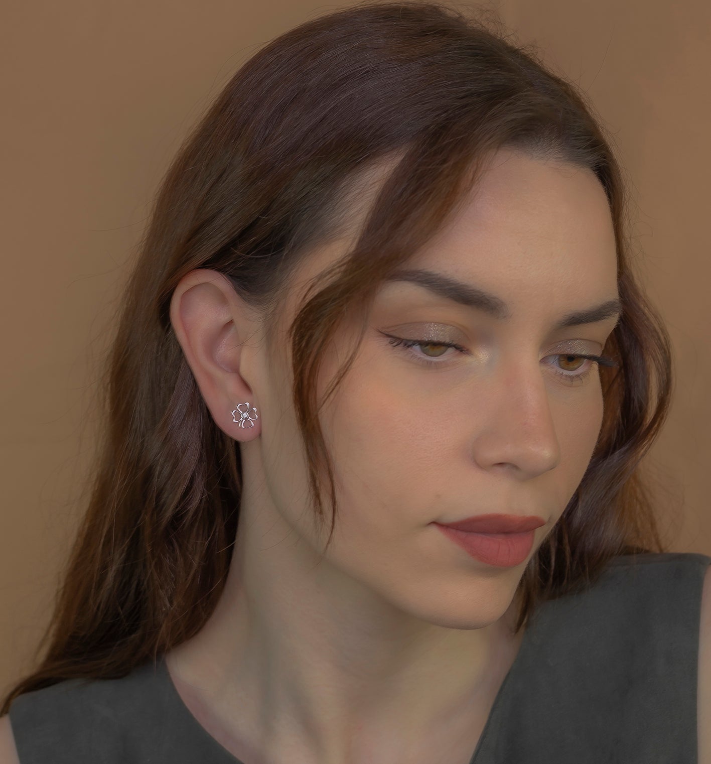 Pendientes Trébol Calado con Diamante central en Oro blanco 18K