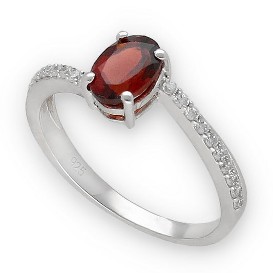 Anillo Dyna de Plata con Granate Ovalado Central y Circonitas