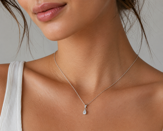 Collar con Colgante Marian con Diamante Talla Pera y Oro Blanco 18k