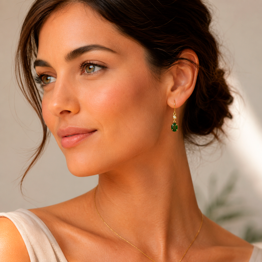 Pendientes Brenda en Oro 18K con Diamantes y Esmeraldas en Garra