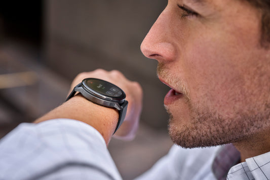 Reloj Garmin Venu® 4 - 41 mm Bisel Plateado con Correa de Silicona Negra 010-03013-02