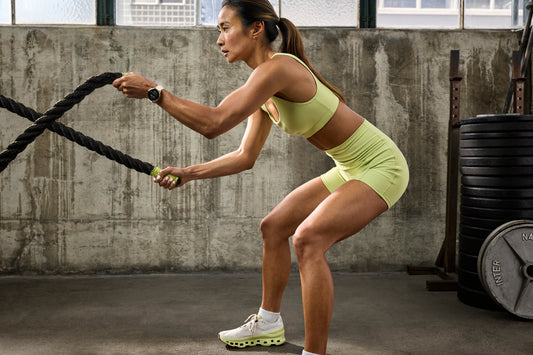 Reloj Garmin Venu® 4 - 45 mm Bisel Plateado Correa de Silicona Amarilla 010-03014-02