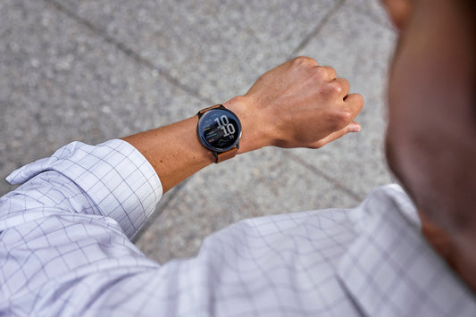 Reloj Garmin Venu® 4 - 45 mm Bisel Plateado Correa de Cuero Marrón 010-03014-03