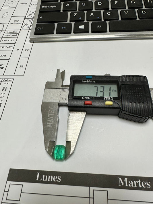 Collar con Colgante de Esmeralda en Vertical y Oro Blanco 18k