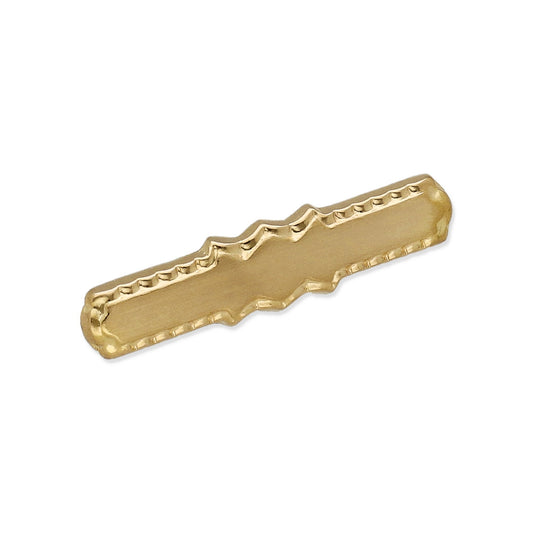 Imperdible Bebé de Barra Mate con Bordes Ornamentados en Oro Amarillo 18K