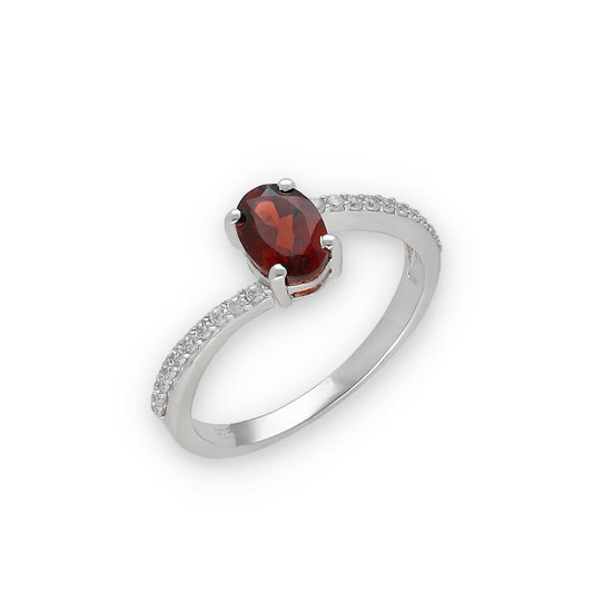 Anillo de Plata con Granate Ovalado Central y Circonitas