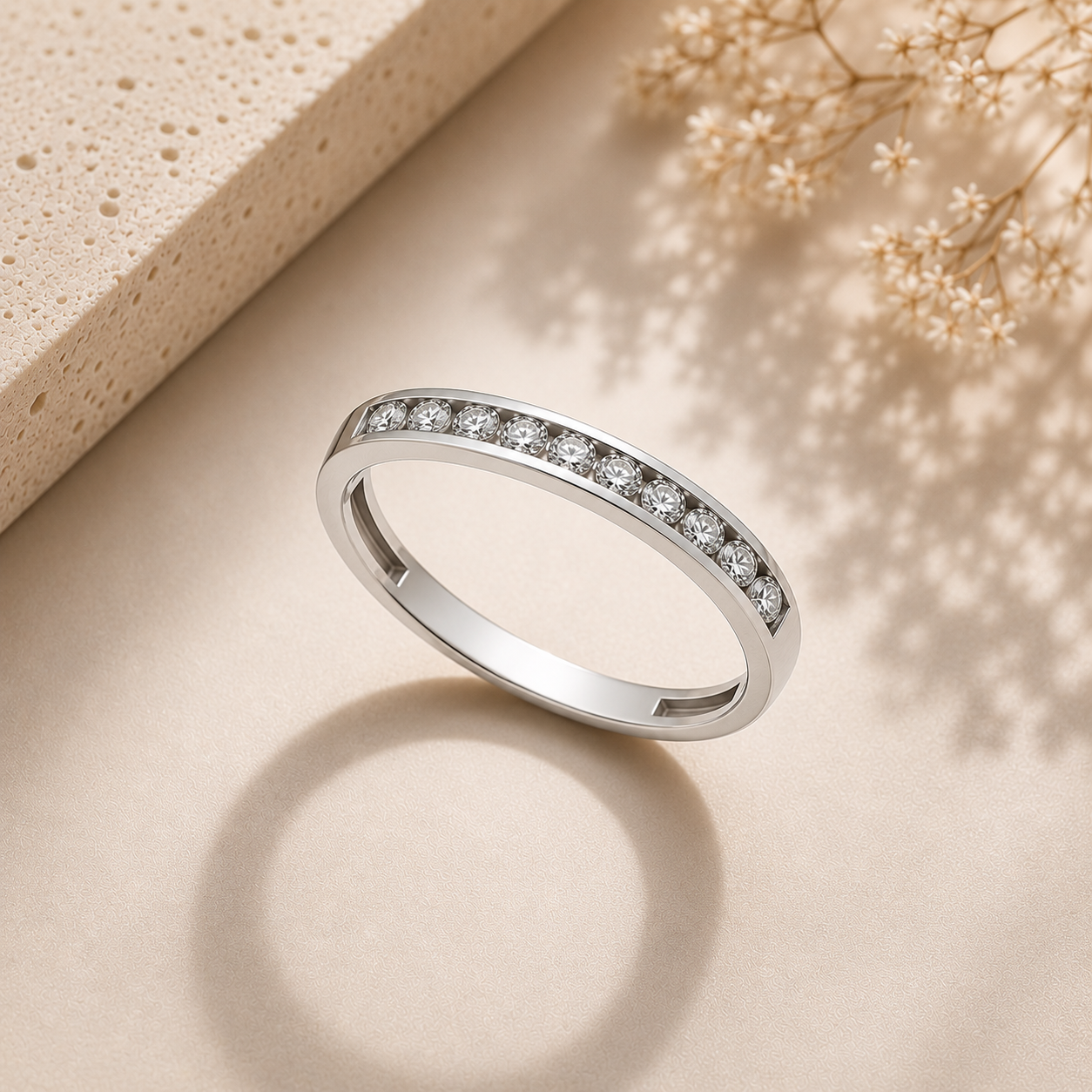 Media Alianza de Compromiso en Oro Blanco 18k y Diamantes Modelo Eternity