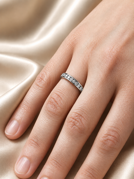 Media Alianza de Compromiso en Oro Blanco 18k y Diamantes Modelo Eternity