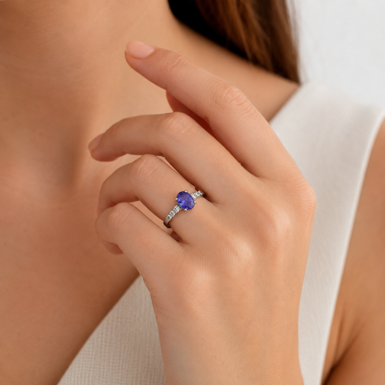Anillo Oro Blanco 18k con Tanzanita y Diamantes Modelo Rosemary