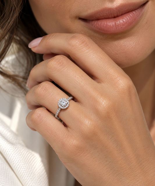 Anillo de Oro Blanco 18k con diamante central natural de 0,40 ct modelo Florencia