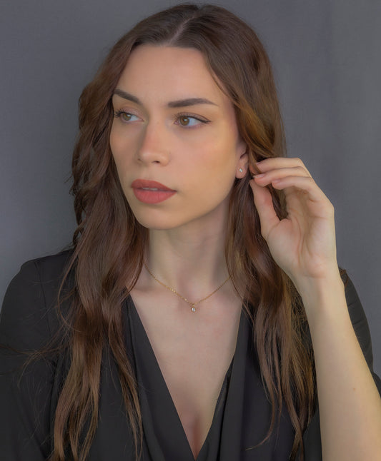 Collar con Colgante Minimalista con Diamante en Oro de Ley 18k