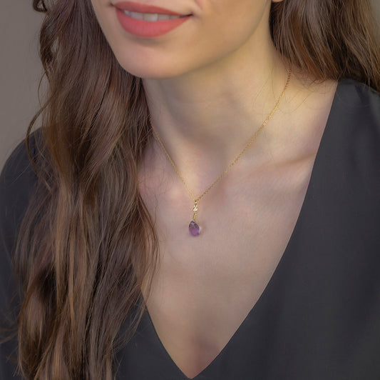 Collar con Colgante Syrin en Oro de Ley 18K con Amatista y Diamante
