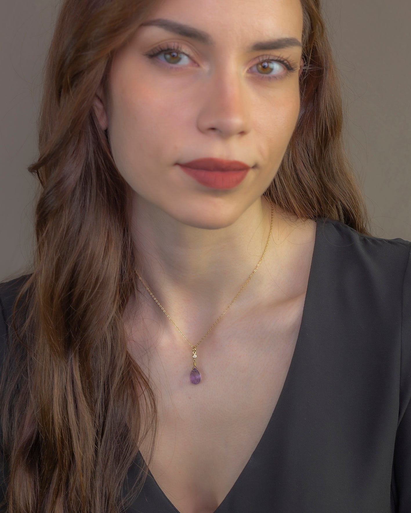Collar con Colgante Syrin en Oro de Ley 18K con Amatista y Diamante