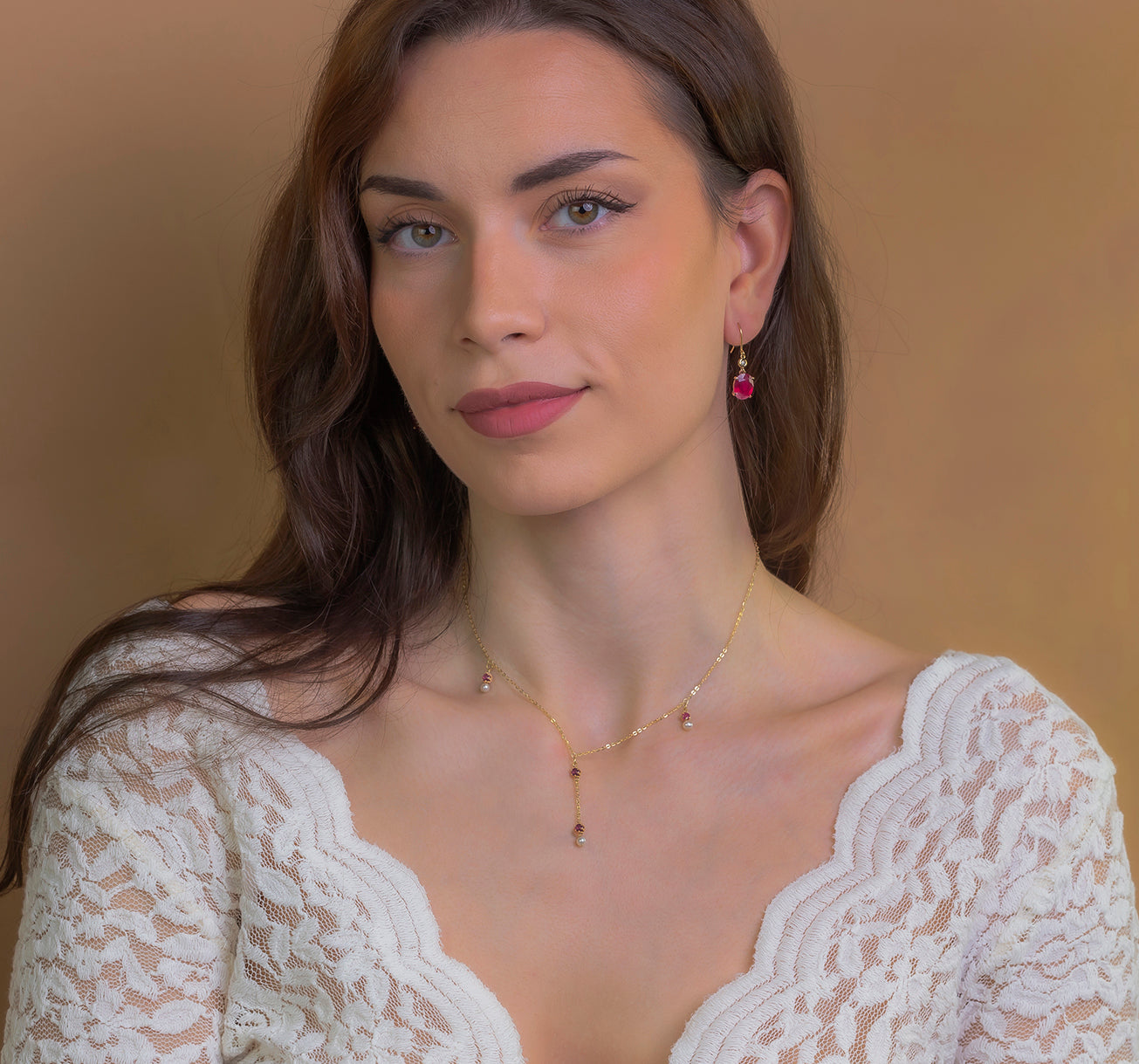 Pendientes Magnus en Oro 18K con Diamantes y Grandes Rubíes Ovales