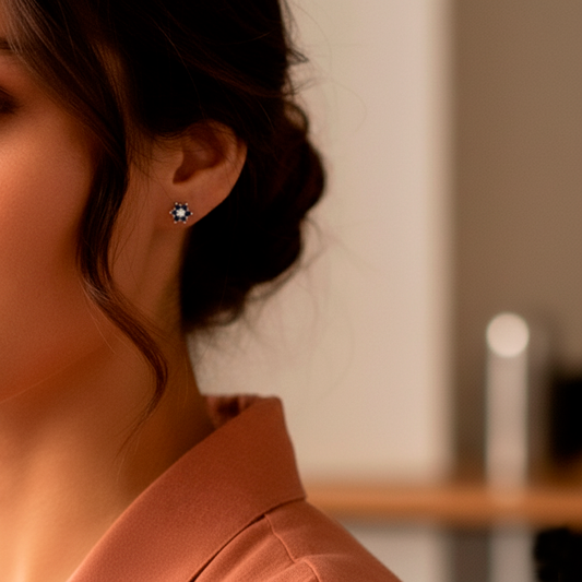 Pendientes de Flor en Oro Blanco de Ley 18K con Zafiros y Diamante central